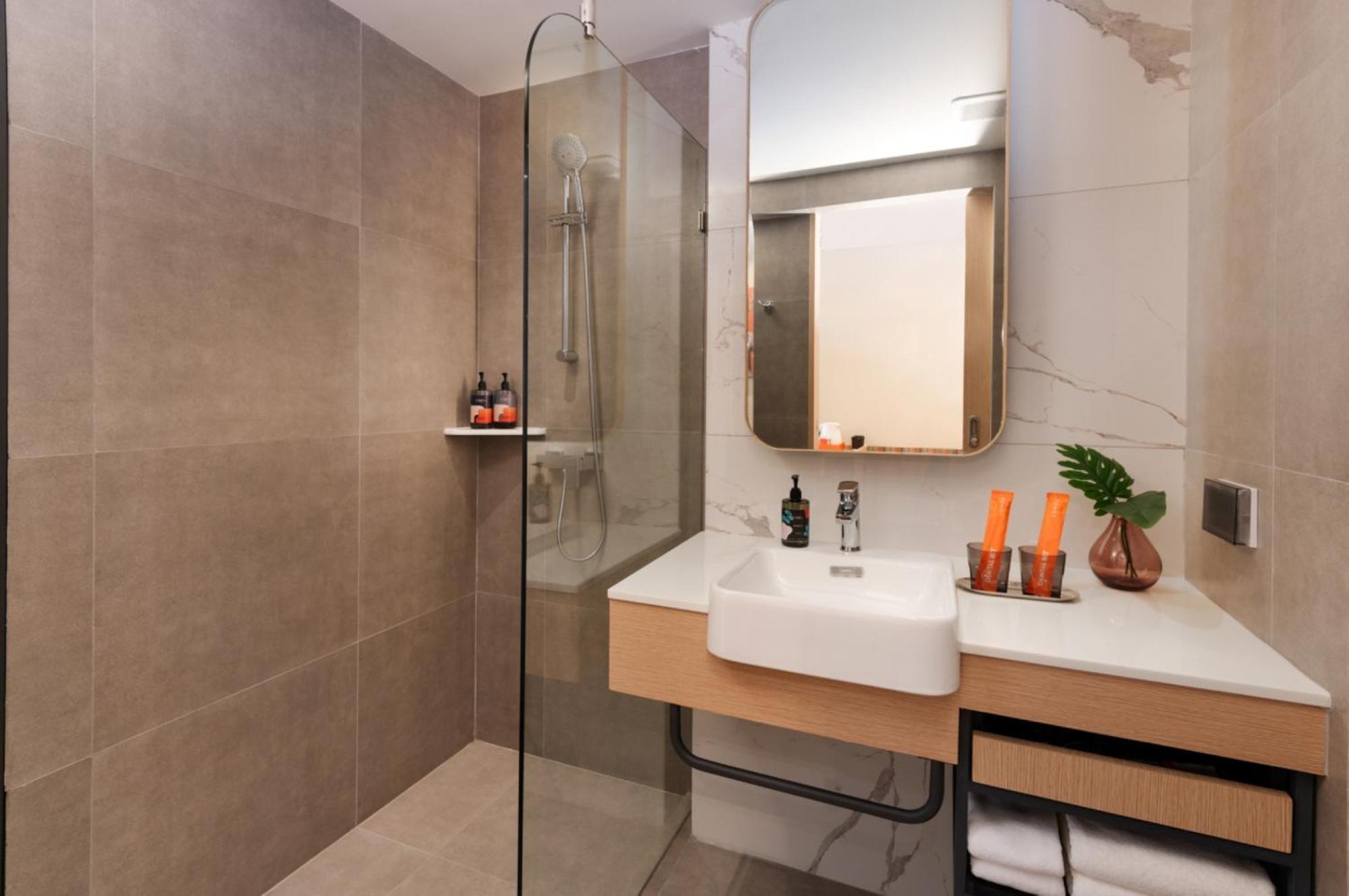 Lumen Bangkok Udomsuk Station Hotel Ngoại thất bức ảnh